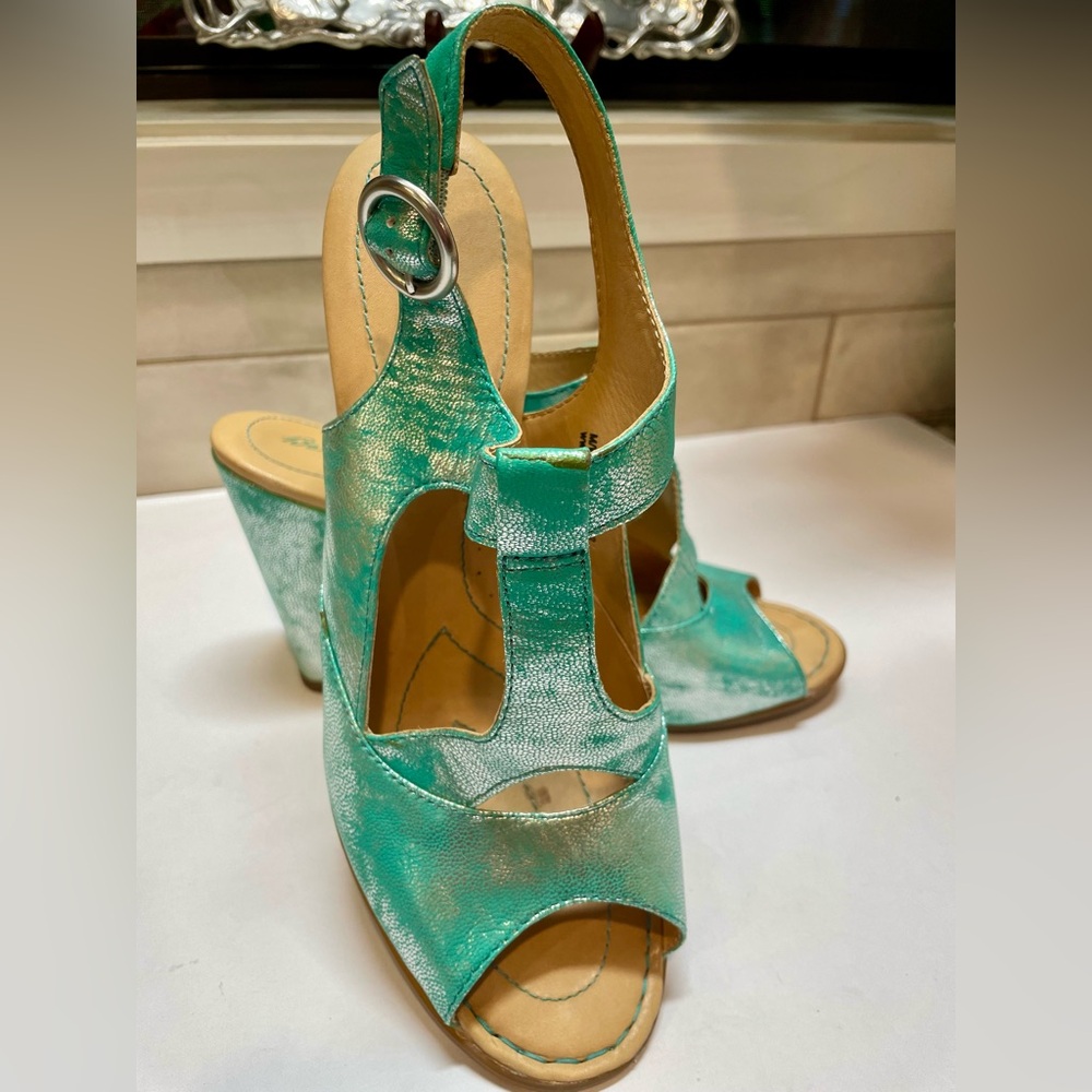 Born Crown NIB Caity Aqua Metallic Wedge Sandals